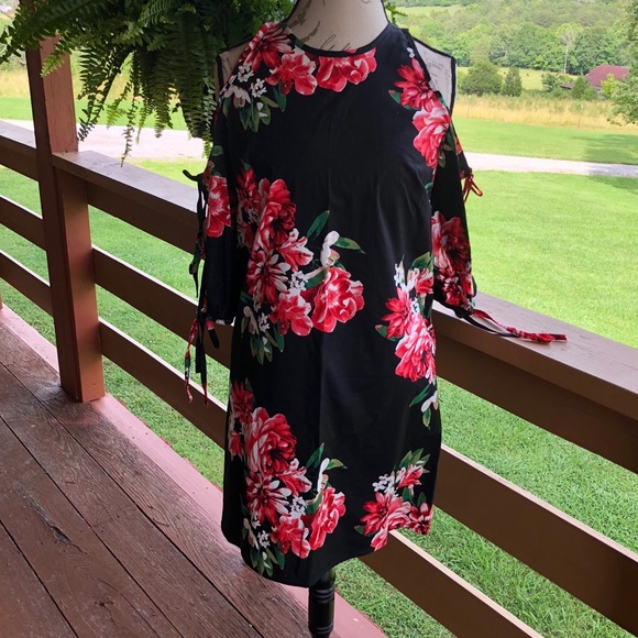 Dresses & Skirts - NWOT {2Hearts} Black floral cold should dress